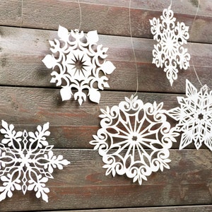 5 copos de nieve de papel para Navidad, copos de nieve colgantes, decoración para fiestas navideñas, decoración para fiestas en el país de las maravillas, guirnalda de copos de nieve, adornos navideños