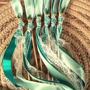 Hochzeitsschleifenstab, Satinbandsticks in Smaragd und Salbei mit Ivory Spitze, Boho Hochzeits-Zauberstäbe, Hochzeits-Gastgeschenke