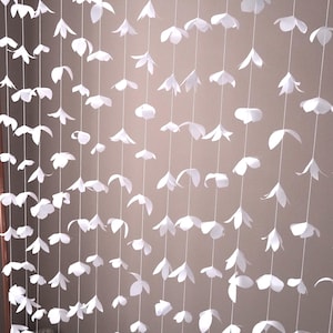 Ghirlanda di carta bianca, ghirlanda di fiori di carta, decorazioni per vetrine, fondali floreali, ghirlande di fiori per matrimoni, decorazioni per foto di nozze
