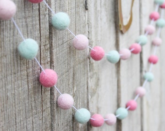 Décor de pépinière pour filles, guirlande de boule de feutre de printemps, boule de menthe et de feutre rose Bunting, guirlande de pom pom en feutre, boules de couleur pastel fell