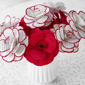 Fiori di carta a forma di libro, regalo di compleanno, rose a forma di pagina di libro, bouquet da sposa alternativo, decorazioni per la tavola nuziale