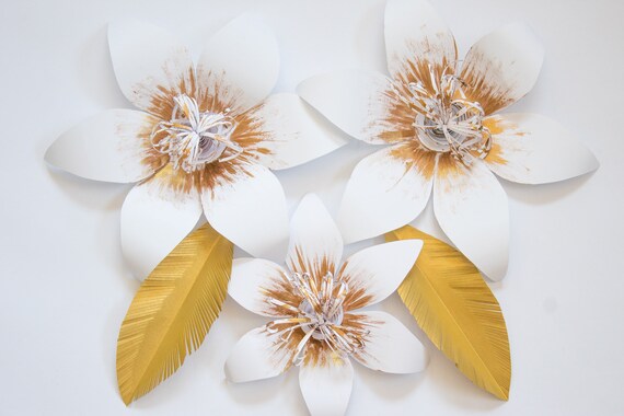 Letjolt Fiori Di Carta 3D Bianchi Per Decorazioni Parete - Set Da 8 Pezzi Con Foglie E Farfalle Oro - Per Matrimoni, Compleanni E Baby Shower