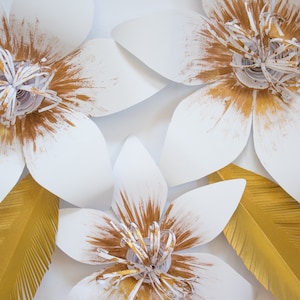 Fiori di carta 3D bianchi e dorati: decorazioni per fondali nuziali