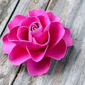 Rose di carta rosa shocking da 5 cm, set da 10 già montate, fiori per decorazioni di scatole, segnaposto, biglietti per baby shower, decorazioni da tavolo, fiori per matrimoni