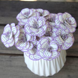 Rose di carta color lavanda, dozzina di fiori di carta a forma di libro, bouquet da sposa letterario, regalo di anniversario, bouquet di fiori di carta