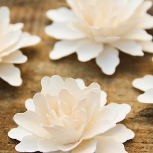 Paquete de 10 pequeñas flores de papel 3D para decoración de mesa de boda, portatarjetas de lugar de 1,5 pulgadas, adornos para cajas, esparcidores de mesa