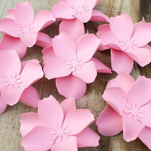 Kleine papieren bloemen, doos topper bloemen, pak van 10, wanddecoratie kinderkamer, babyshower decor, losse bloemen, bloemen feestartikelen