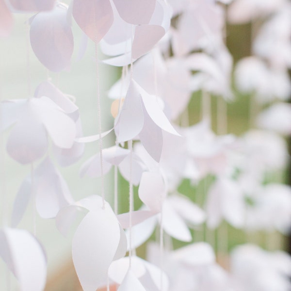 Guirlande de fleurs en papier blanc - Chaîne florale décorative pour les mariages, les fêtes et la décoration intérieure