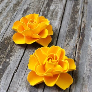 Piccole rose di carta gialle, decorazioni per baby shower, confezione da 10 pezzi già assemblate, decorazioni per feste di compleanno, fiori per decorazioni di scatole regalo