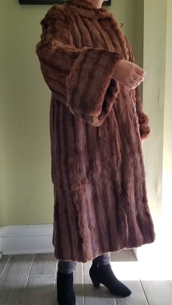 Vintage Brown Fur Coat with Wide Cuffs - image 3