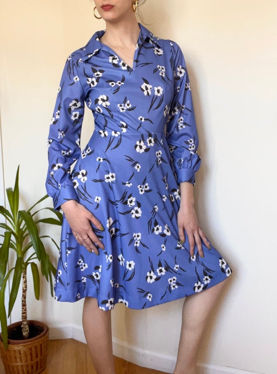 Vintage 1970s Retro Blue Floral Midi Fit and Flar… - image 3