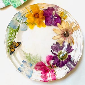 Round faceted resin dried flower trinket dish
