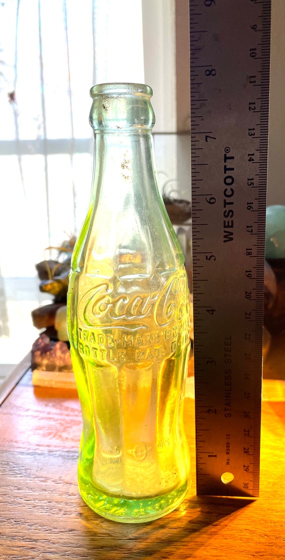 コカ・コーラ bottle vintage Coca Cola bottle white lid w/ soda still capped 1945