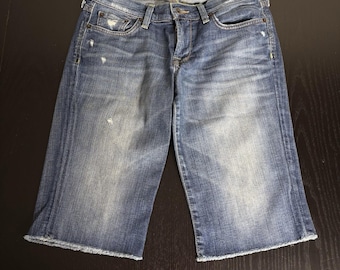 Bermudas vaqueras deshilachadas estilo vintage Y2K de la marca LUCKY BRAND, talla 2/26 para mujer.