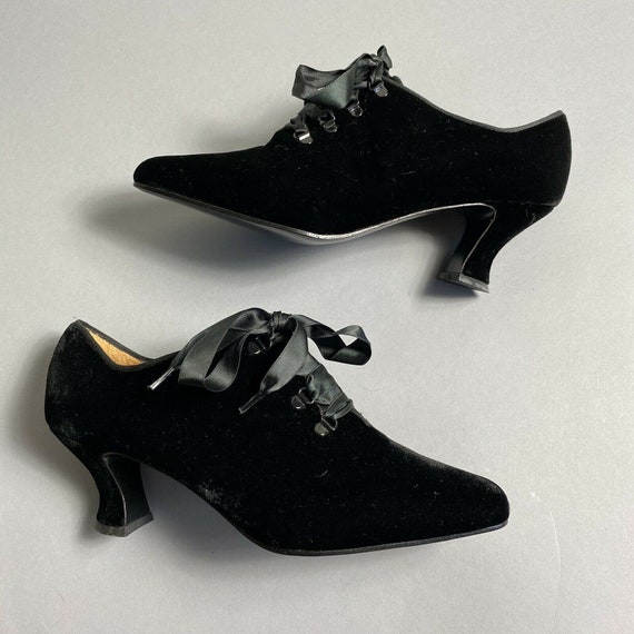Vintage 80s Kenneth Cole Black Velvet Granny Style