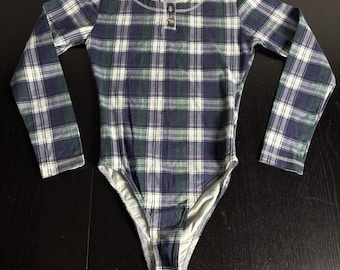 Body feminino vintage anos 90 ERIKA & COMPANY, tamanho M, xadrez azul marinho, manga longa, novo com etiqueta.