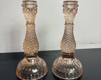 Paar vintage glazen diamant taps toelopende kandelaars kandelaars pastel perzik