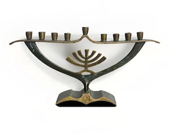 Menorá de Janucá pequeña de latón vintage de 25,4 cm x 14 cm. Hecha en Israel.