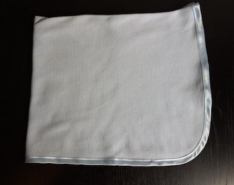 Vintage Solid Hellblau Waffelmuster Babydecke Satin Trim Mount Vernon Mills Unisex / Gender Neutral