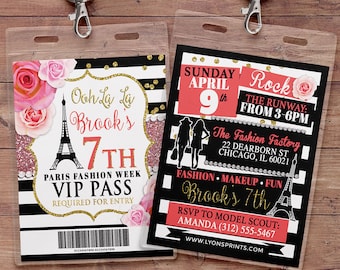 Può includere: Un pass VIP bianco e nero con un design della Torre Eiffel rosa e oro. Il pass dice "Ooh La La Brook's 7th Paris Fashion Week VIP Pass Required for Entry".