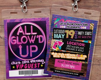 Puede incluir: Una invitación a una fiesta de color morado y rosa que brilla en la oscuridad con un letrero de neón que dice "All Glow'd Up". La invitación es para el cumpleaños número 12 de Lila, el sábado 19 de mayo a las 6:00 PM. La fiesta es en 6567 Wilson Ave, Chicago, IL 60041. La invitación pide a los invitados que usen su atuendo neón o blanco inspirado en los 90. RSVP a MC Mom al 312.555.9890. www.lyonsprints.com