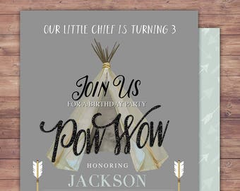 Puede incluir: Una invitación gris y blanca con una ilustración de tipi. El texto dice "Our little chief is turning 3. Join us for a birthday party Pow Wow. Honoring Jackson. Saturday May 6th. Join us at 5:00 PM. Bellview Park 555 W 23rd Street Los Angeles, CA 90210. Please RSVP to Brenda at (310) 555-8760. www.lyonsprints.com"
