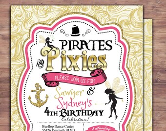 Może przedstawiać: Różowe i złote zaproszenie na urodziny z okazji 4. urodzin z motywem piratów i wróżek. Zaproszenie zawiera napis "Pirates and Pixies" oraz "Sawyer & Sydney's 4th Birthday Celebration!" wraz z datą i godziną imprezy. Zaproszenie zawiera również złotą kotwicę i sylwetkę wróżki.