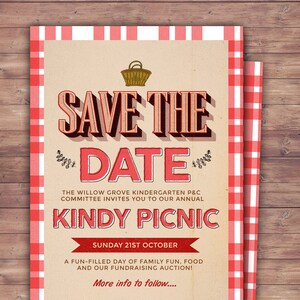 Puede incluir: Una invitación de picnic a cuadros rojos y blancos con el texto "Save the Date" en una fuente vintage. La invitación es para un "Kindy Picnic" el domingo 21 de octubre. El texto también incluye el sitio web "www.lyonsprints.com".