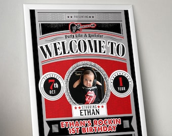 Könnte beinhalten: Ein rotes und schwarzes Willkommens-Schild für eine 1. Geburtstagsparty mit einem Foto eines kleinen Jungen, der ein schwarzes Shirt mit einem roten Zungen-Motiv trägt. Das Schild sagt "Willkommen zu Ethans Rockin' 1. Geburtstag" und "Feiere wie ein Rockstar".