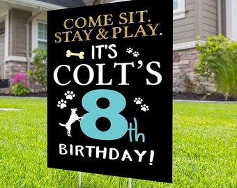Può includere: Cartello da giardino nero e bianco con testo dorato che recita "Come Sit. Stay & Play. It's Colt's 8th Birthday!" con un'impronta di zampa bianca e una silhouette di cane bianca.