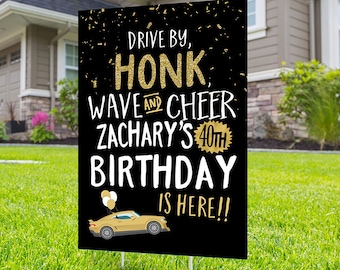 Puede incluir: Señal de fiesta de cumpleaños negra y dorada con el texto "Drive by, Honk, Wave and Cheer Zachary's 40th Birthday is here!" con un coche de dibujos animados y globos.