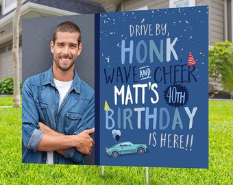 Può includere: Un cartello per feste di compleanno blu e bianco con una foto di un uomo e un'auto dei cartoni animati. Il cartello dice "Drive by, Honk, Wave and Cheer Matt's 40th Birthday is here!"