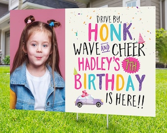 Puede incluir: Un cartel de cumpleaños blanco con texto de colores que dice "Drive by, Honk, Wave and Cheer Hadley's 7th Birthday is here!!". El cartel tiene una foto de una niña con cabello castaño que lleva una chaqueta vaquera y una camisa blanca. El cartel está en un césped verde.