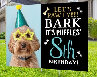 Può includere: Un cartello da giardino nero e blu con un cane che indossa un cappello da festa verde e occhiali a forma di stella gialla. Il cartello dice "Let's Pawty!!! Bark It's Puffles' 8th Birthday!"
