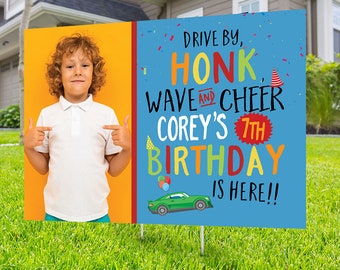 Può includere: Un cartello di compleanno blu e giallo con una foto di un ragazzo. Il cartello dice "Drive by, Honk, Wave and Cheer Corey's 7th Birthday is here!"