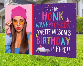 Puede incluir: Un cartel de cumpleaños morado con texto de purpurina dorada que dice "Drive by, Honk, Wave and Cheer Yvette Wilson's Birthday is here!!". El cartel tiene un gorro de cumpleaños rosa y azul y un coche de dibujos animados con corazones en la parte superior. Una mujer con gafas de sol rosas y un sombrero rosa está en el fondo.