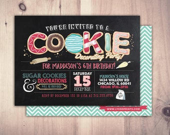 Puede incluir: Una invitación en una pizarra a una fiesta de decoración de galletas para un sexto cumpleaños. La invitación incluye la fecha, la hora, la ubicación y la información de RSVP. El texto dice "You're invited to a... Cookie Decorating Party! For Maddison's 6th Birthday! Saturday, December 15, Maddison's House, 1434 Willow Rd, Chicago, IL 60041, From 1pm-3pm, RSVP by December 1st to Lisa at 312.555.8178, www.lyonsprints.com".