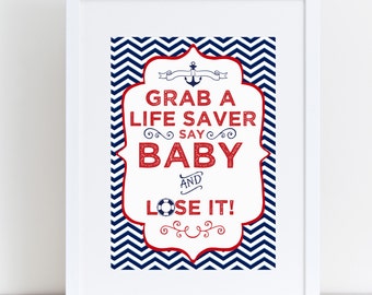 Könnte beinhalten: Ein weißer gerahmter Druck mit einem blauen und weißen Chevron-Muster im Hintergrund. Der Druck zeigt roten Text, der "Grab a Life Saver Say Baby and Lose It!" sagt, mit einem nautischen Anker- und Rettungsring-Motiv.