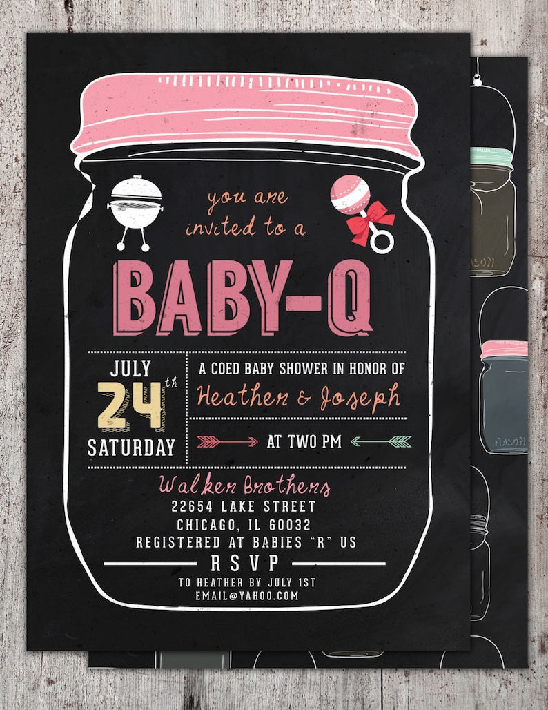 Op de afbeelding: Een babyborrel uitnodiging in de stijl van een zwart schoolbord met een roze mason jar afbeelding. De tekst luidt "You are invited to a Baby-Q" met de datum en tijd van het evenement. De uitnodiging is voor Heather en Joseph.