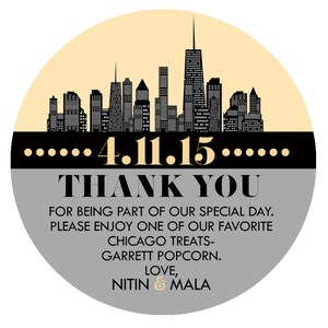 Puede incluir: Una etiqueta redonda de agradecimiento, gris y amarilla, con una silueta negra del horizonte de Chicago. La etiqueta presenta la fecha 4.11.15 y el texto "Gracias" en negro. El texto "Por ser parte de nuestro día especial. Disfruta de uno de nuestros favoritos de Chicago - Garrett Popcorn. Con amor, Nitin & Mala" está impreso en negro sobre un fondo gris.