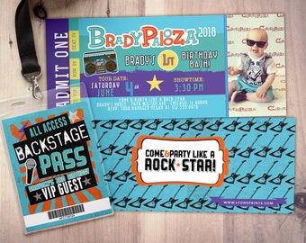 Peut inclure: Un laissez-passer bleu et orange pour les coulisses avec le texte "All Access Backstage Pass" et "Brady's 3rd Birthday VIP Guest". Le laissez-passer a un graphique de microphone et une étoile. Le laissez-passer est sur un fond bleu avec un motif de guitares électriques noires.