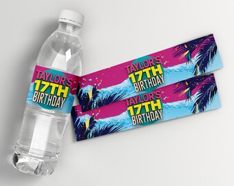 Puede incluir: Dos etiquetas para botellas de agua con un tema tropical. Las etiquetas son rosas, azules y amarillas con palmeras y olas. El texto en las etiquetas dice "Taylor's 17th Birthday".