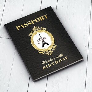 Op de afbeelding: Zwarte uitnodiging in paspoortformaat met gouden glitteraccenten. De uitnodiging heeft een gouden versierd frame met een zwart-witte afbeelding van de Eiffeltoren en het woord "Paris" in gouden letters. De tekst "Wanda's 60th Birthday" is gedrukt in gouden letters.