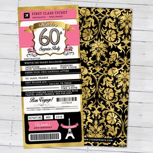 Op de afbeelding: Een roze en gouden ticketuitnodiging voor een verrassingsfeest voor een 60e verjaardag. Het ticket heeft een gouden vliegtuigpictogram, de tekst "Wanda's 60th Surprise Party" en de datum "17 november 2018".