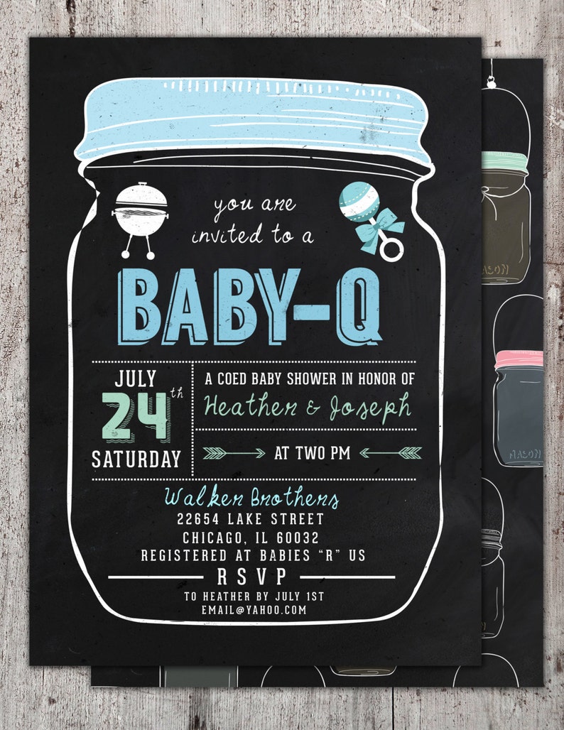 Op de afbeelding: Een babyborrel uitnodiging in de stijl van een zwart schoolbord met een illustratie van een blauwe glazen pot. De tekst luidt "U bent uitgenodigd voor een Baby-Q" en bevat de datum, tijd en locatie van het evenement.