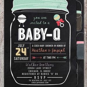 Op de afbeelding: Een babyborrel uitnodiging in krijtbord stijl met een illustratie van een glazen pot. De uitnodiging is voor een gemengde babyborrel voor Heathen & Joseph op 24 juli om 14:00 uur. De gebeurtenis vindt plaats bij Walker Brothers, 22654 Lake Street, Chicago, IL 60032. RSVP naar Heather voor 1 juli op email@yahoo.com.