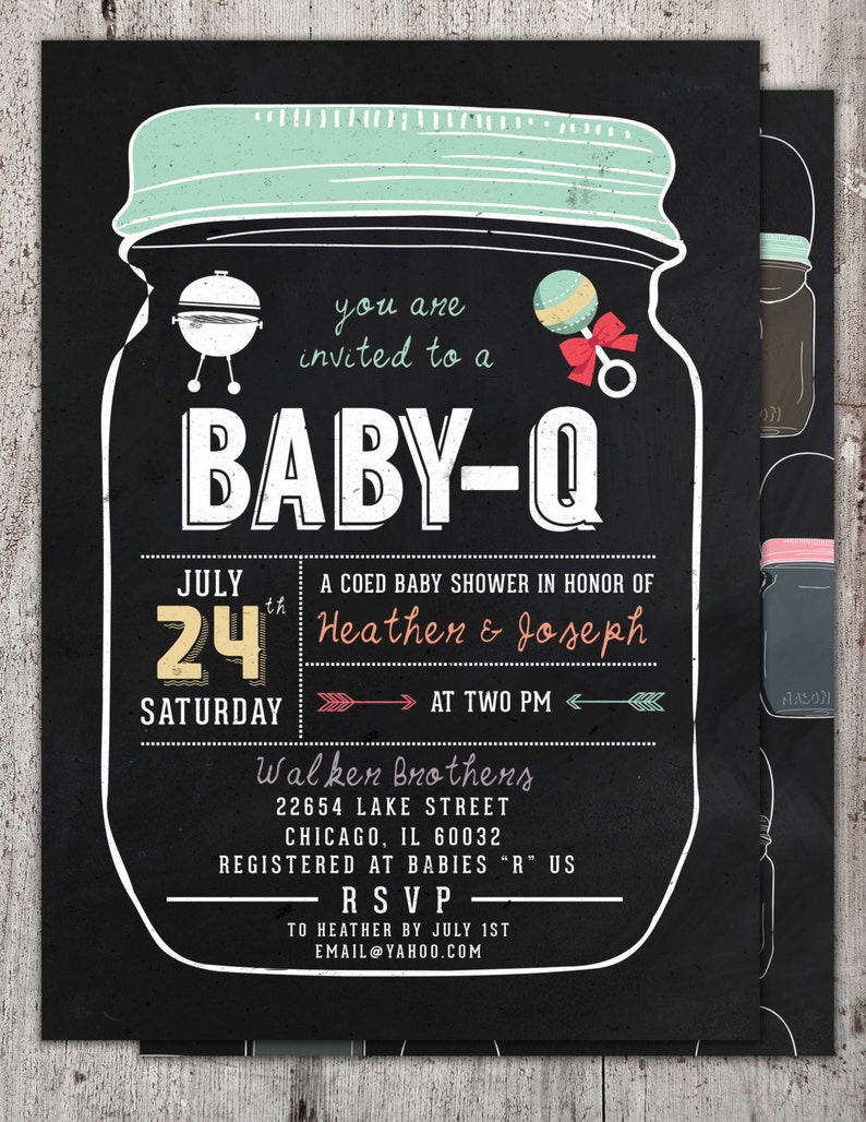 Op de afbeelding: Een babyborrel uitnodiging in krijtbord stijl met een illustratie van een glazen pot. De uitnodiging is voor een gemengde babyborrel voor Heathen & Joseph op 24 juli om 14:00 uur. De gebeurtenis vindt plaats bij Walker Brothers, 22654 Lake Street, Chicago, IL 60032. RSVP naar Heather voor 1 juli op email@yahoo.com.