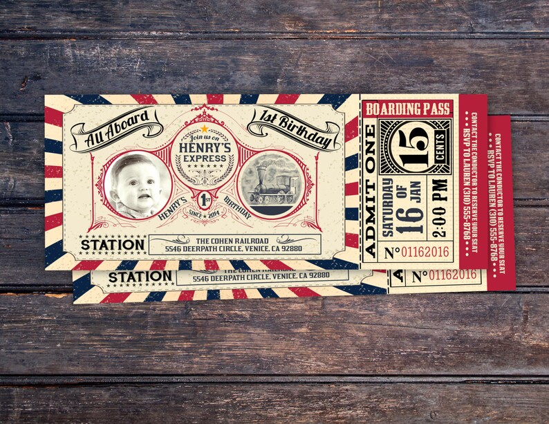 Puede incluir: Una invitaci&oacute;n a una fiesta de cumplea&ntilde;os de 1er a&ntilde;o de estilo vintage en forma de billete de tren. El billete es rojo, blanco y azul con una foto de un beb&eacute; y el texto "All Aboard Henry's Express 1st Birthday". El billete tambi&eacute;n incluye la fecha y la hora de la fiesta, la direcci&oacute;n y el texto "Boarding Pass Admit One".