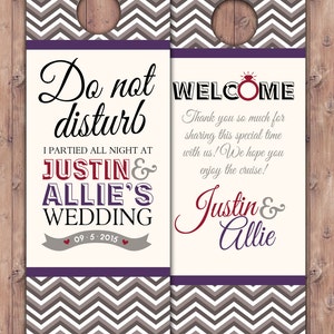 Puede incluir: Un colgador de puerta con un patrón de chevron en gris y blanco. El lado izquierdo dice "No molestar. Festejé toda la noche en la boda de Justin y Allie 09-5-2015". El lado derecho dice "Bienvenido. Muchas gracias por compartir este momento especial con nosotros! Esperamos que disfrutes del crucero! Justin y Allie".
