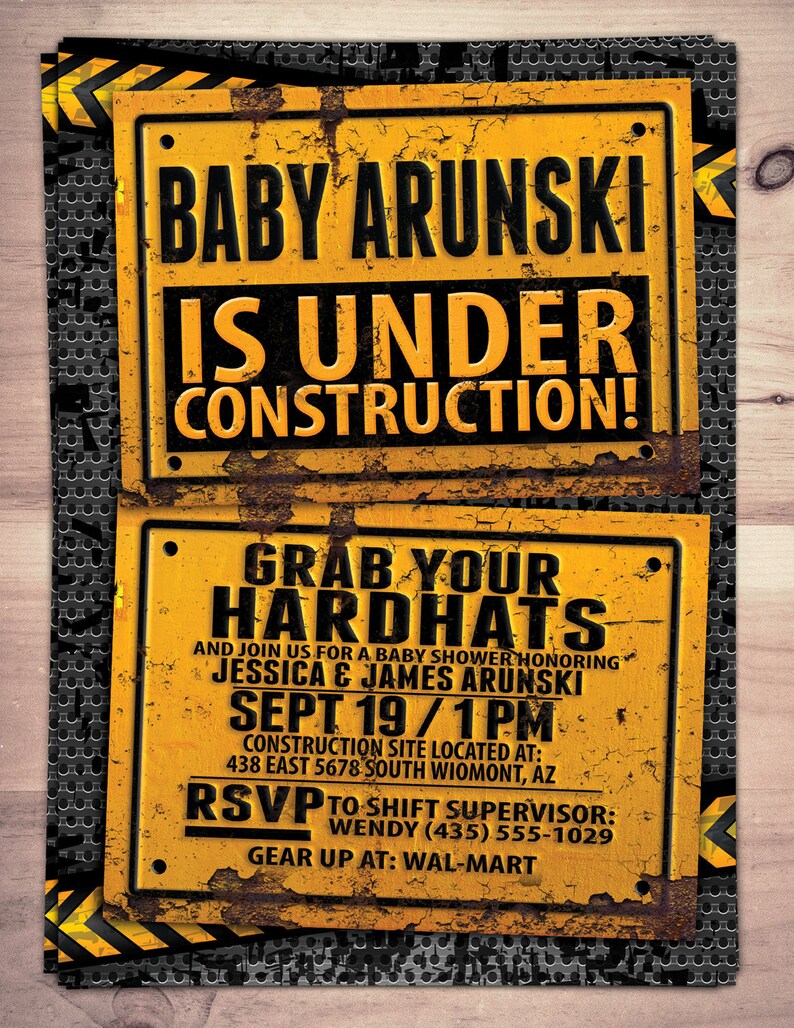 Puede incluir: Una invitaci&oacute;n a una fiesta de bienvenida al beb&eacute; de color amarillo y negro con tem&aacute;tica de construcci&oacute;n con el texto "Baby Arunski is under construction!" y "Grab your hardhats". La invitaci&oacute;n incluye la fecha y la hora de la fiesta, la ubicaci&oacute;n y la informaci&oacute;n de RSVP.